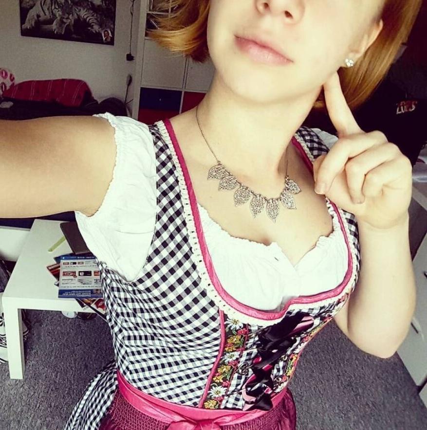 15P Sexy Dirndl Girls 391