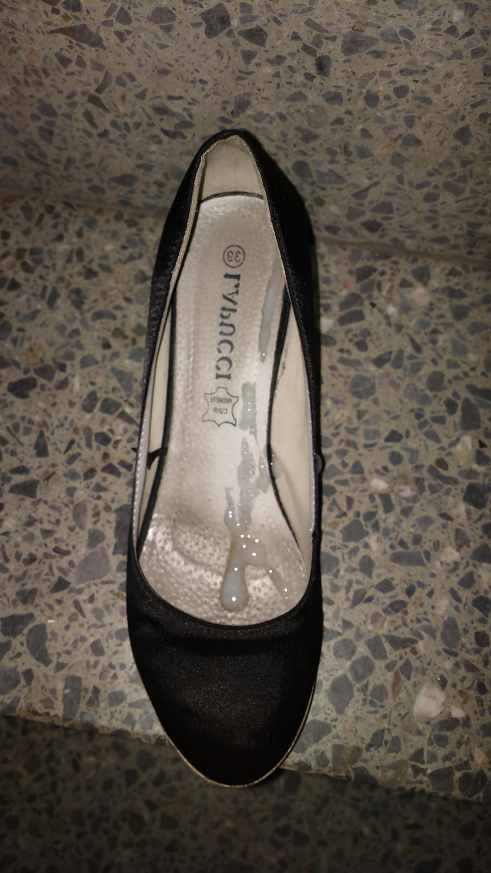 21P Cum on shoes of neighborhood nachbarschafts schuhe bespritzt