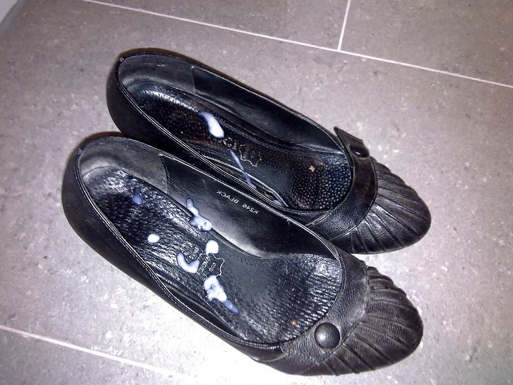 21P Cum on shoes of neighborhood nachbarschafts schuhe bespritzt