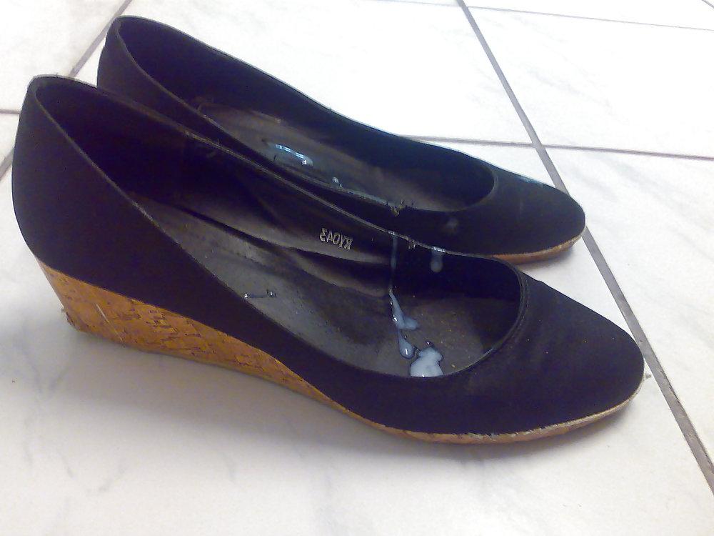 21P Cum on shoes of neighborhood nachbarschafts schuhe bespritzt