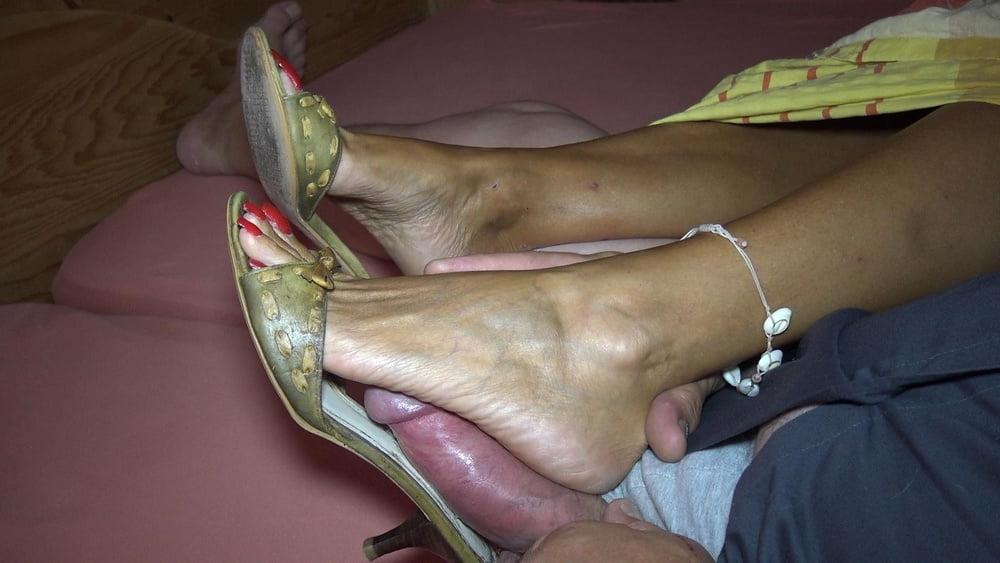 25P ich benutze ihre Pantoletten und Fuesse