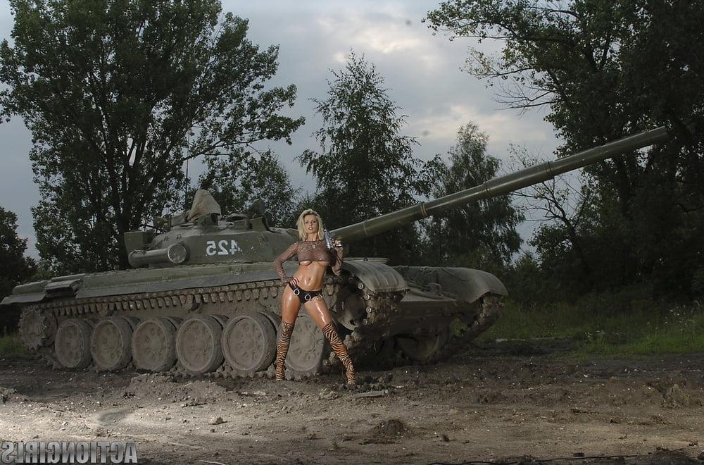 25P Girls and Guns