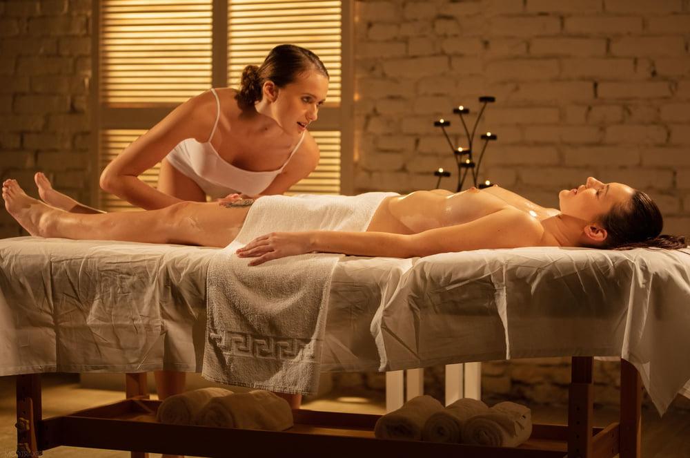25P Lesbian massage room