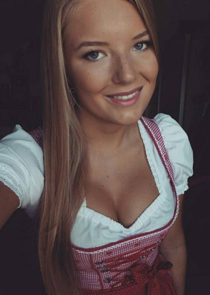 15P Sexy Dirndl Girls 391