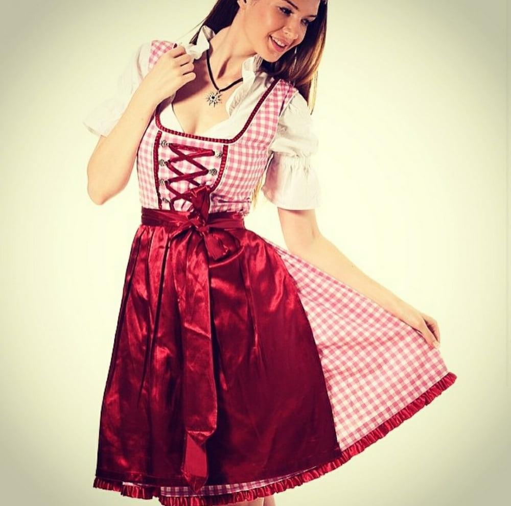15P Sexy Dirndl Girls 391