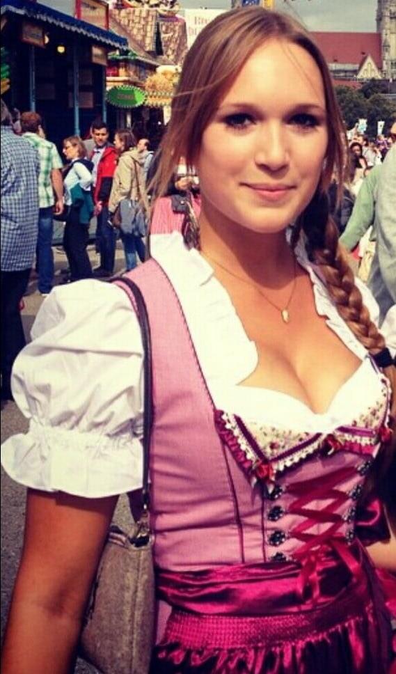15P Sexy Dirndl Girls 391