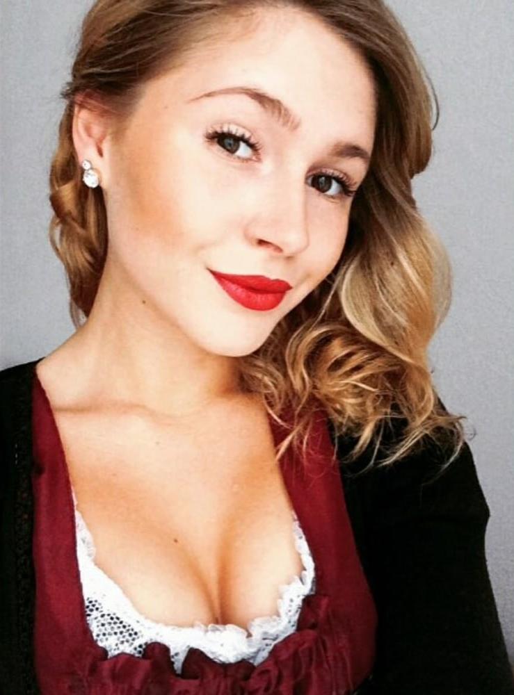 15P Sexy Dirndl Girls 391