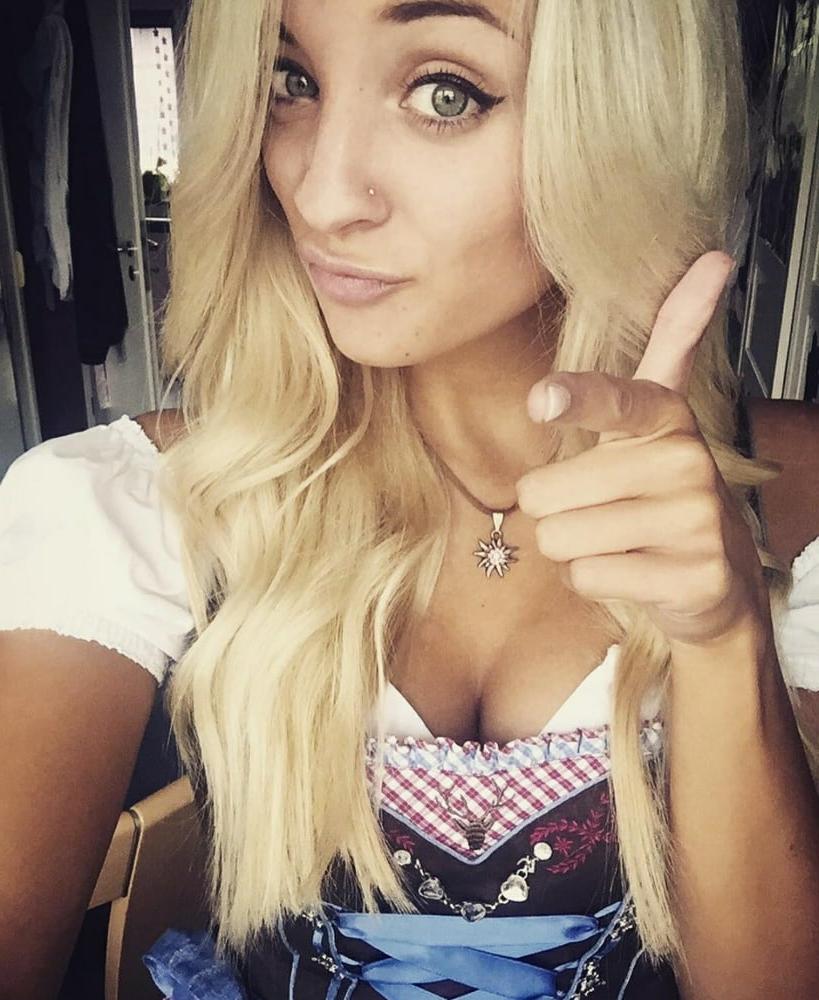15P Sexy Dirndl Girls 392