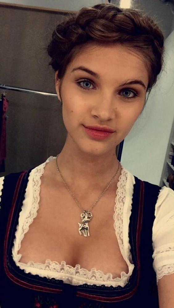 15P Sexy Dirndl Girls 392