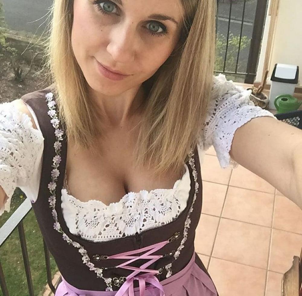 15P Sexy Dirndl Girls 392