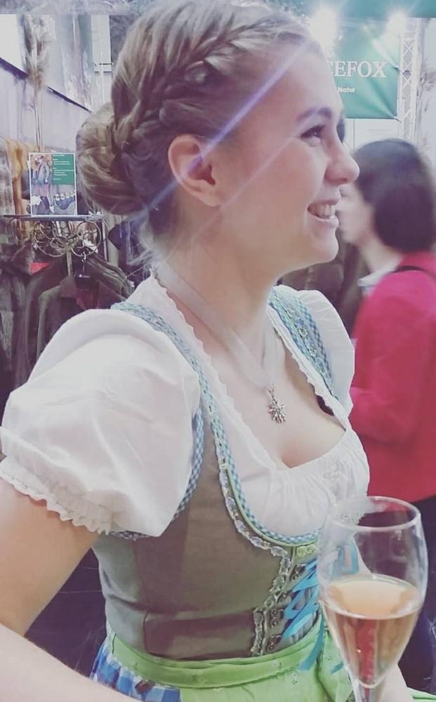15P Sexy Dirndl Girls 392