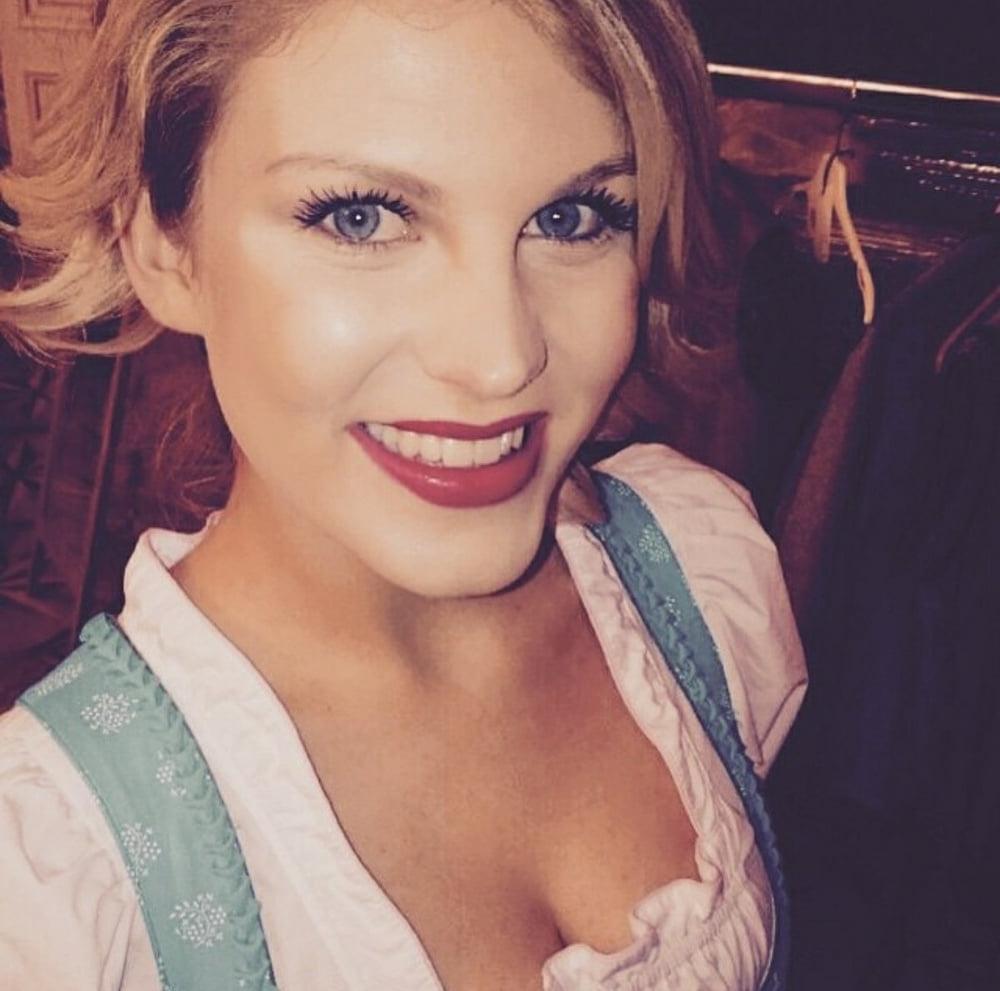 15P Sexy Dirndl Girls 392