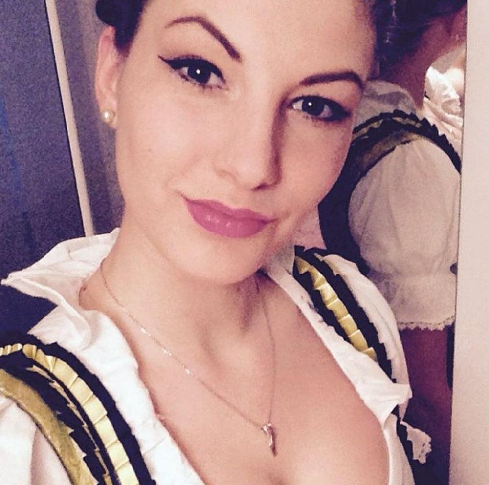 15P Sexy Dirndl Girls 392