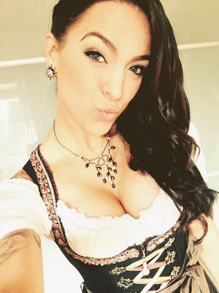 15P Sexy Dirndl Girls 392