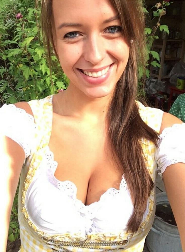 15P Sexy Dirndl Girls 390