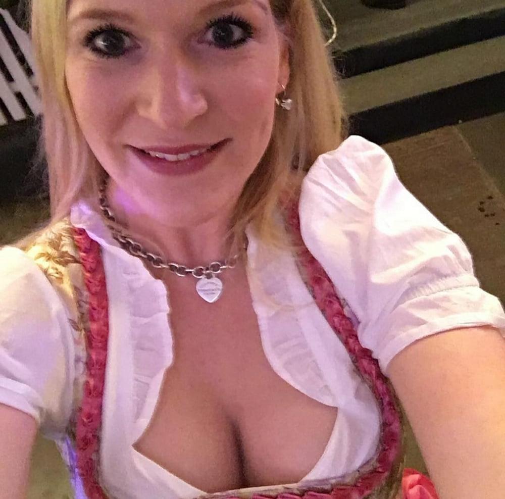 15P Sexy Dirndl Girls 390