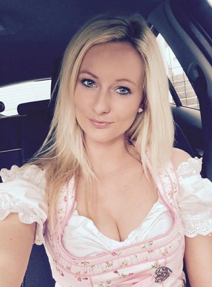 15P Sexy Dirndl Girls 390