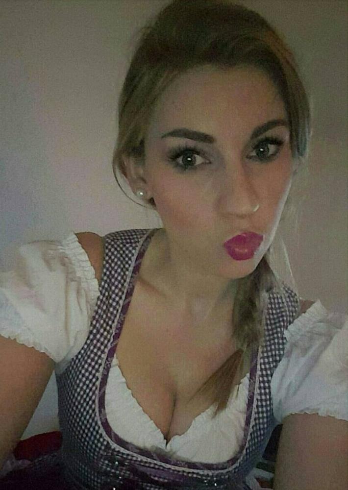 15P Sexy Dirndl Girls 390