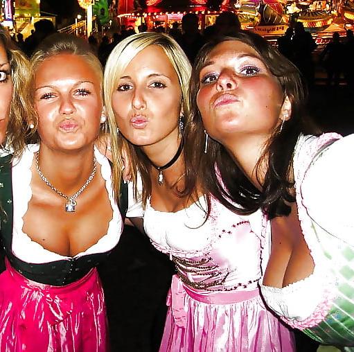 15P Sexy Dirndl Girls 390