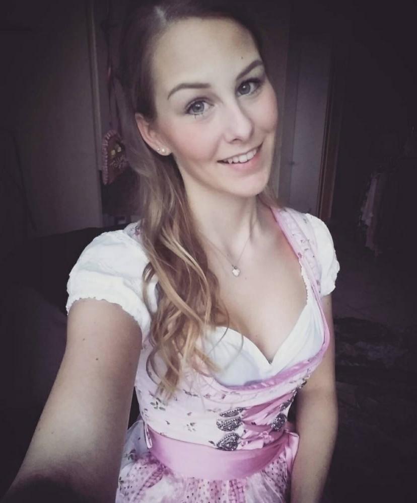 15P Sexy Dirndl Girls 390