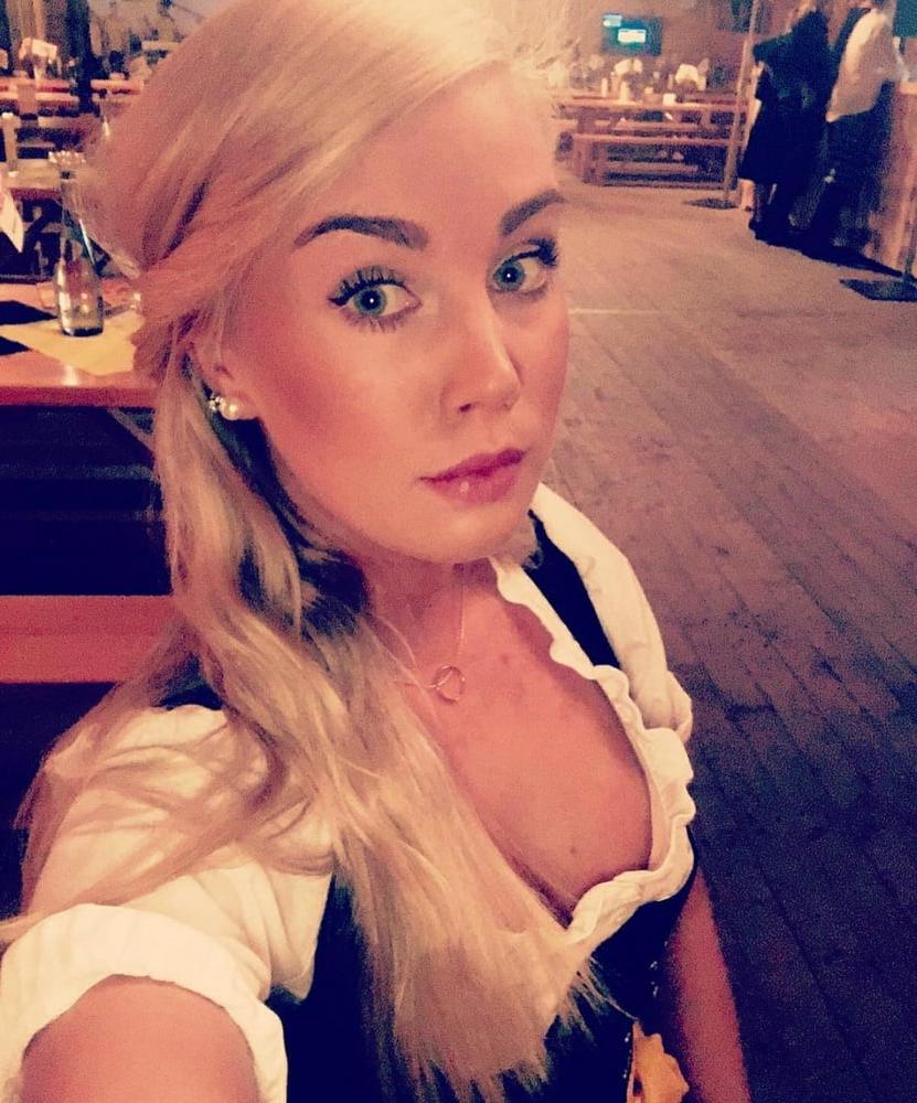 15P Sexy Dirndl Girls 390