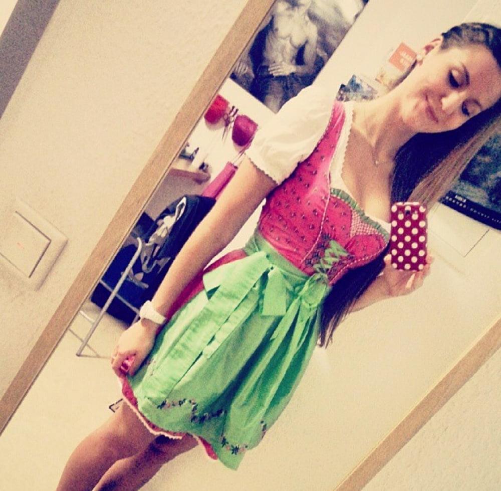 15P Sexy Dirndl Girls 388
