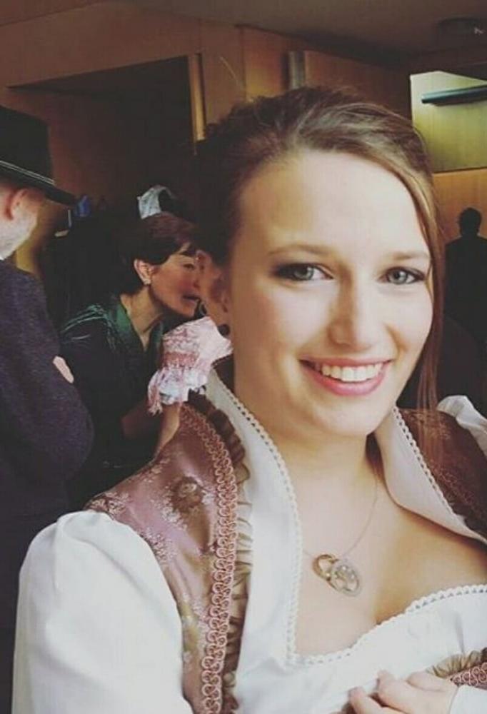 15P Sexy Dirndl Girls 388