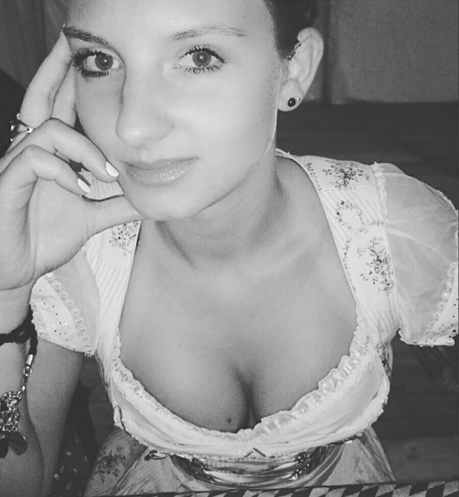 15P Sexy Dirndl Girls 389