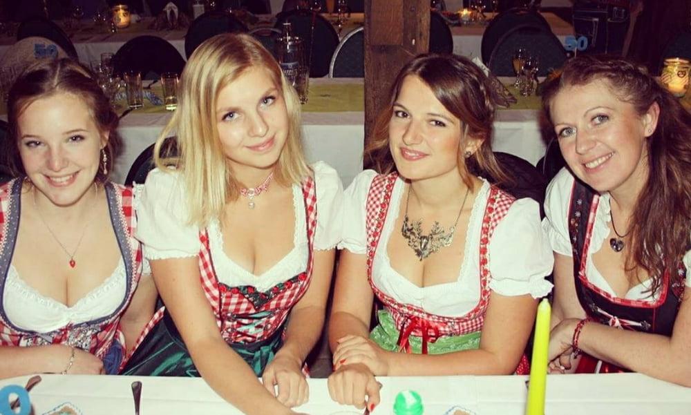 15P Sexy Dirndl Girls 389