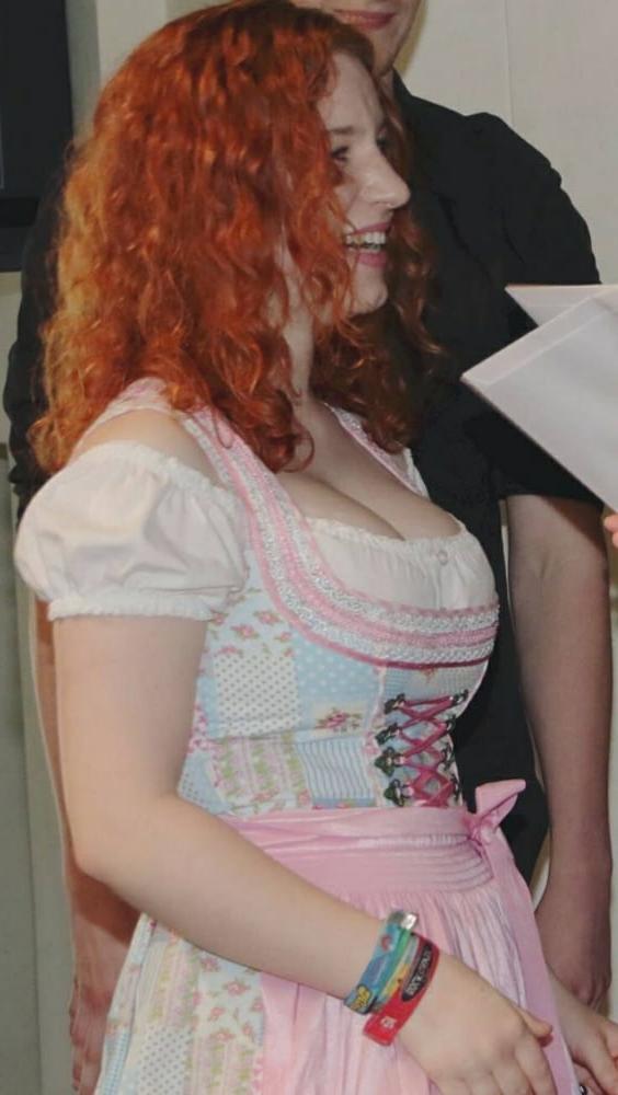 15P Sexy Dirndl Girls 389