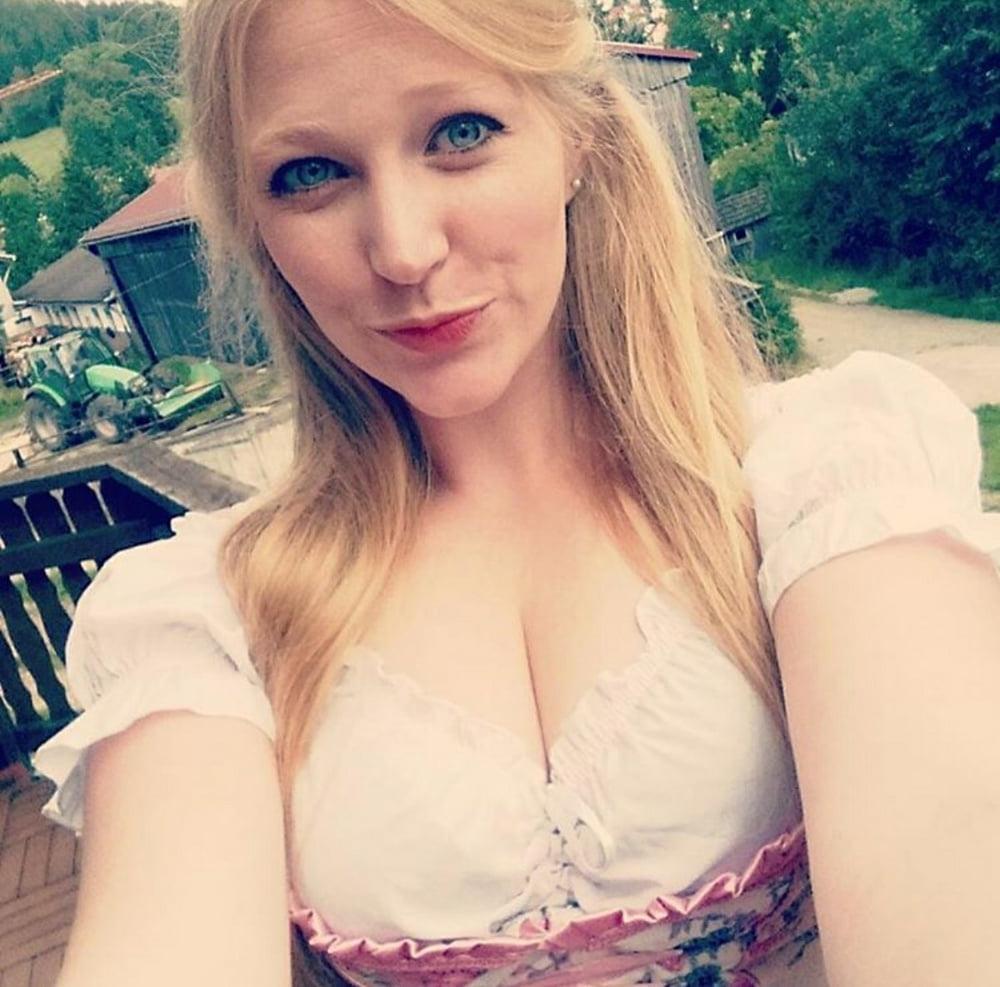 15P Sexy Dirndl Girls 389