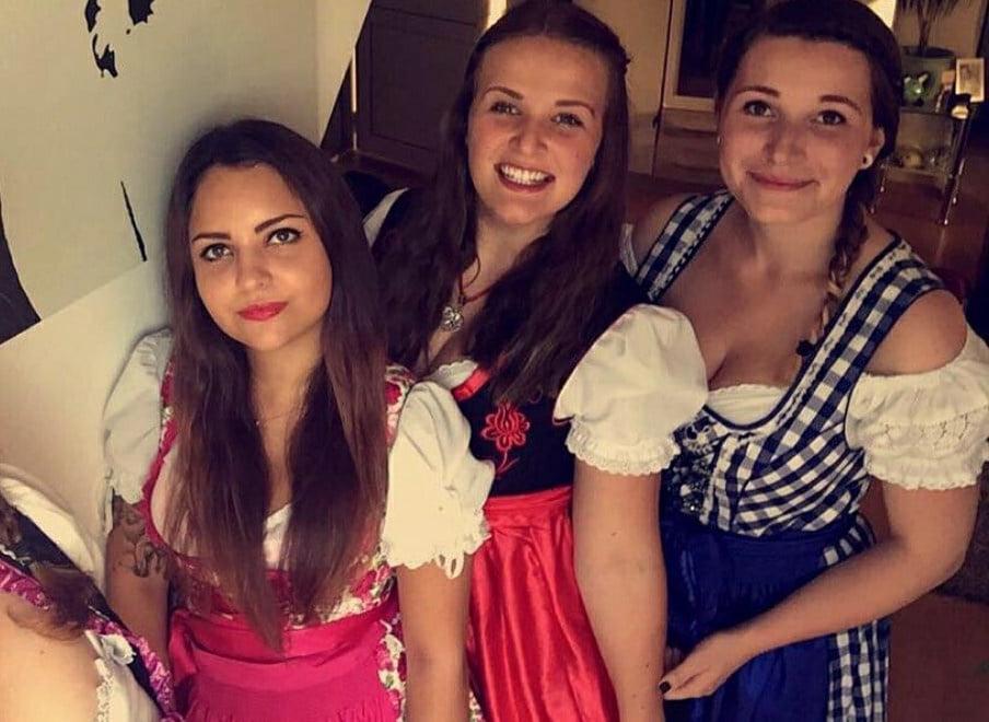 15P Sexy Dirndl Girls 389