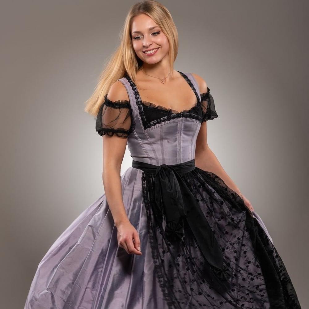 15P Sexy Dirndl Girls 389