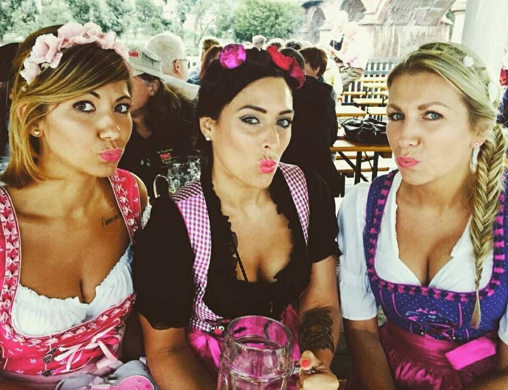 15P Sexy Dirndl Girls 389