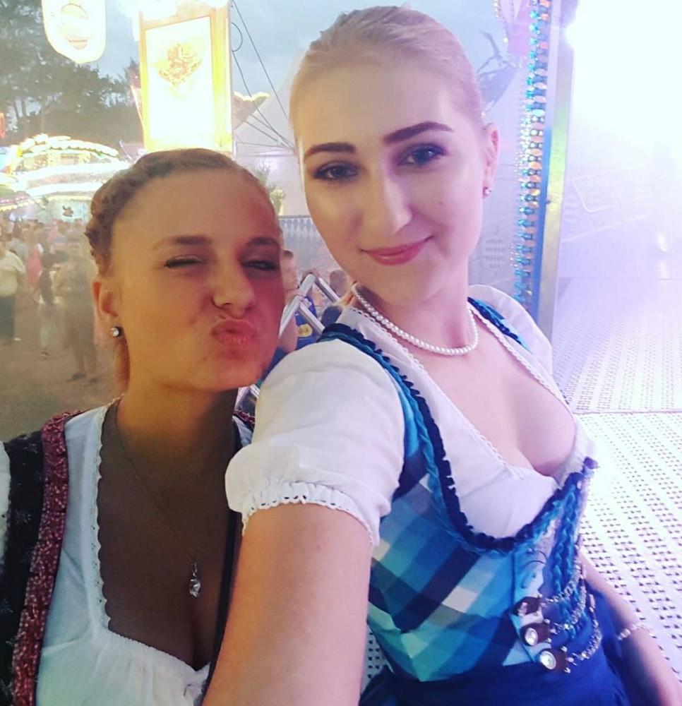 15P Sexy Dirndl Girls 389