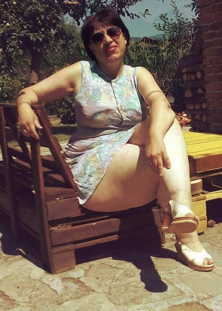 25P Emilia beautiful woman and her thick thighs