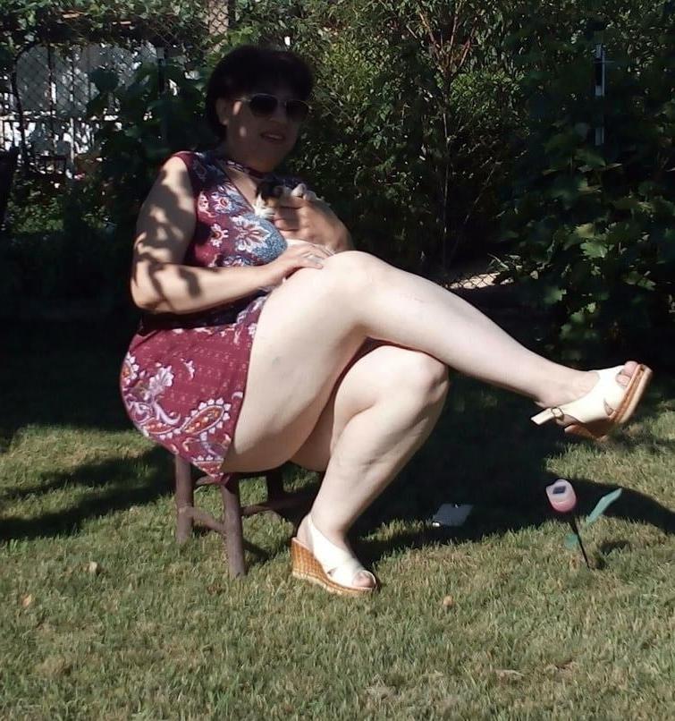 25P Emilia beautiful woman and her thick thighs