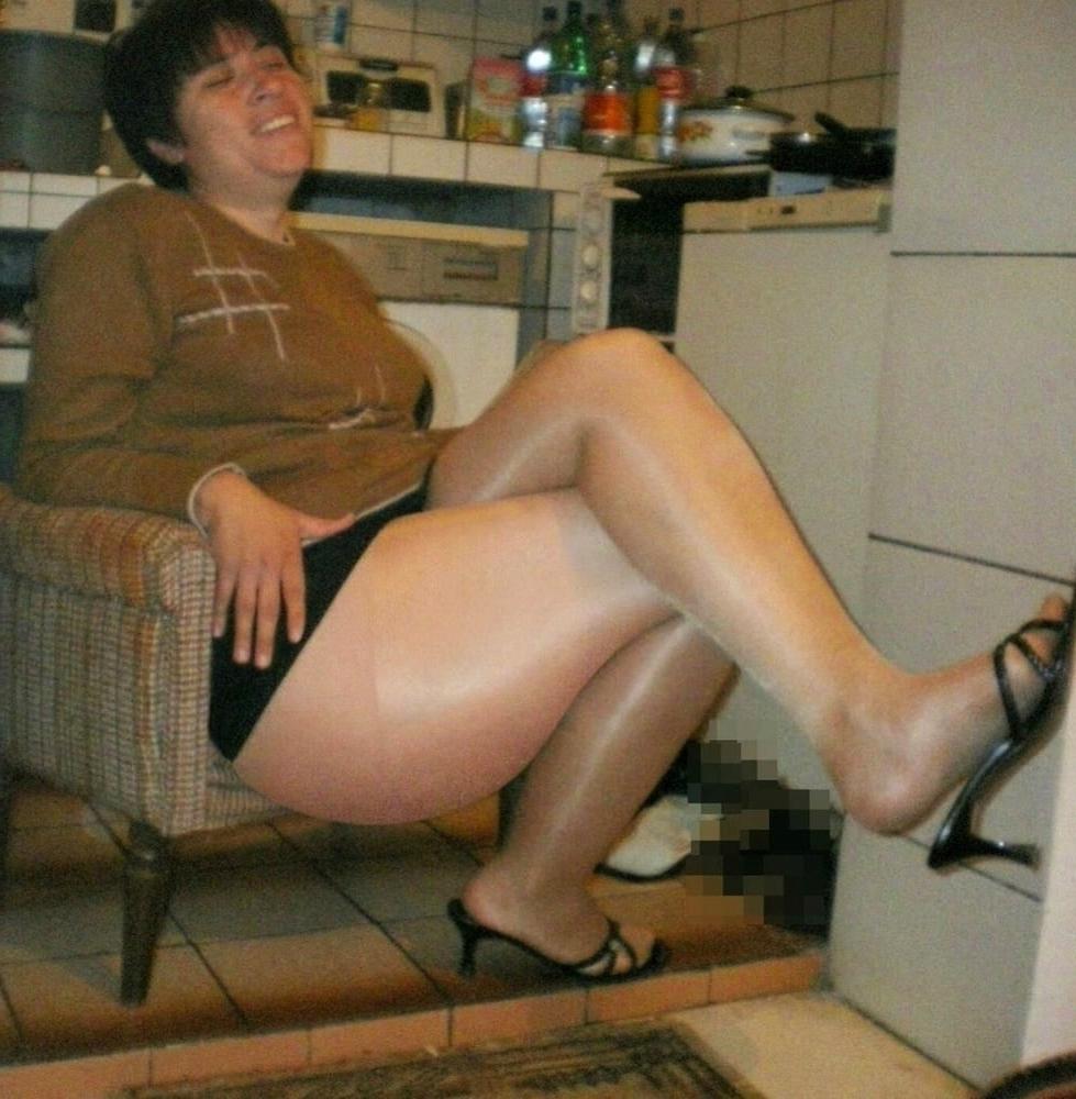 25P Emilia beautiful woman and her thick thighs