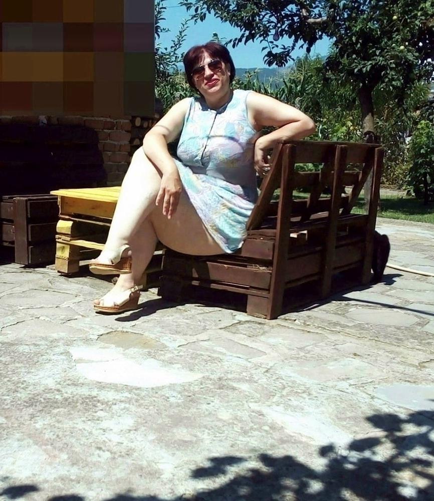 25P Emilia beautiful woman and her thick thighs