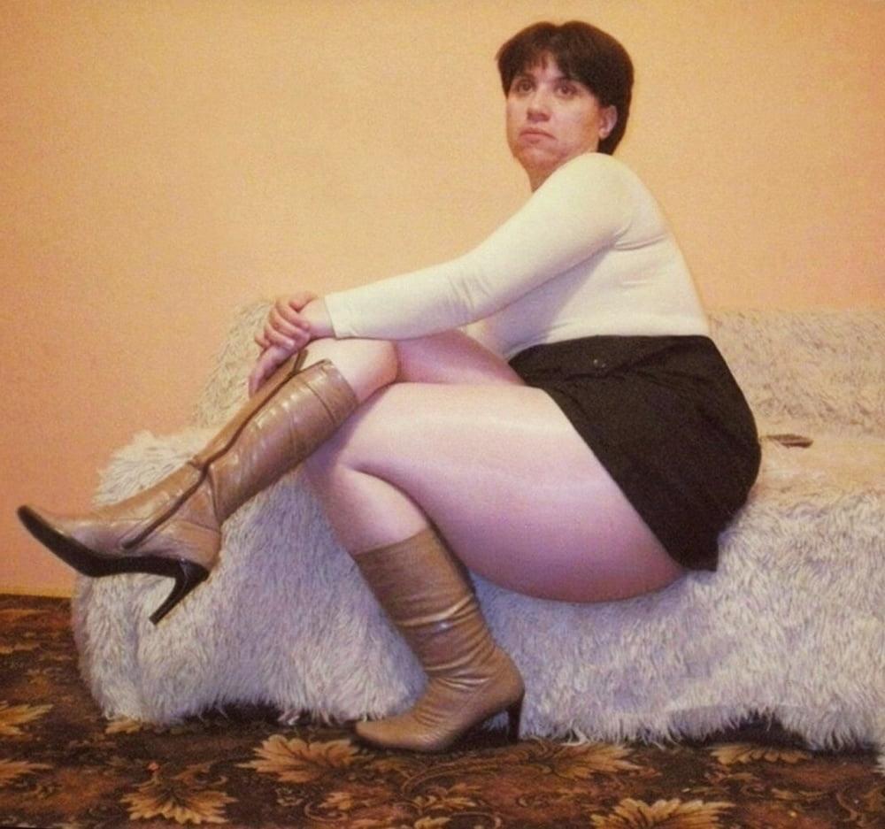 25P Emilia beautiful woman and her thick thighs