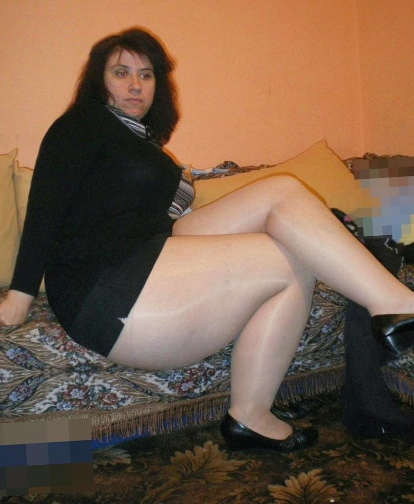 25P Emilia beautiful woman and her thick thighs
