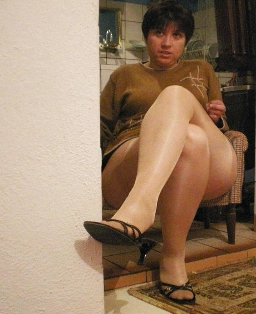 25P Emilia beautiful woman and her thick thighs