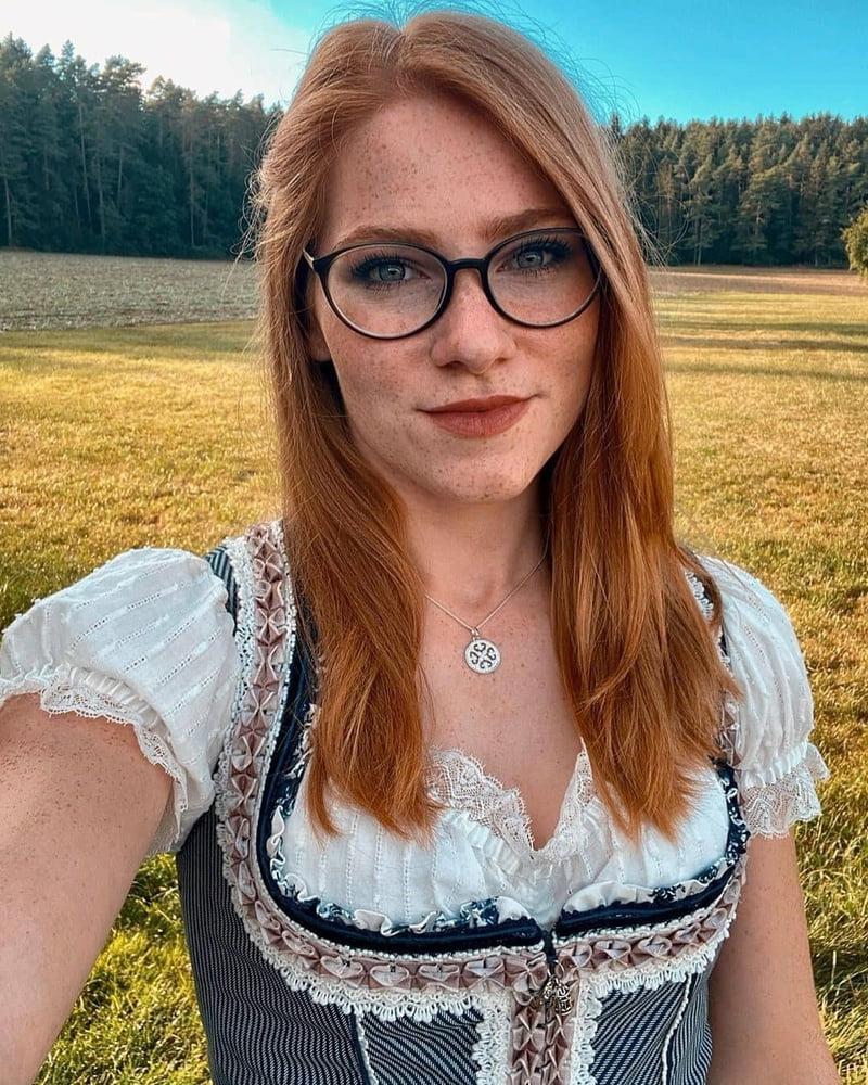 15P Sexy Dirndl Girls 387