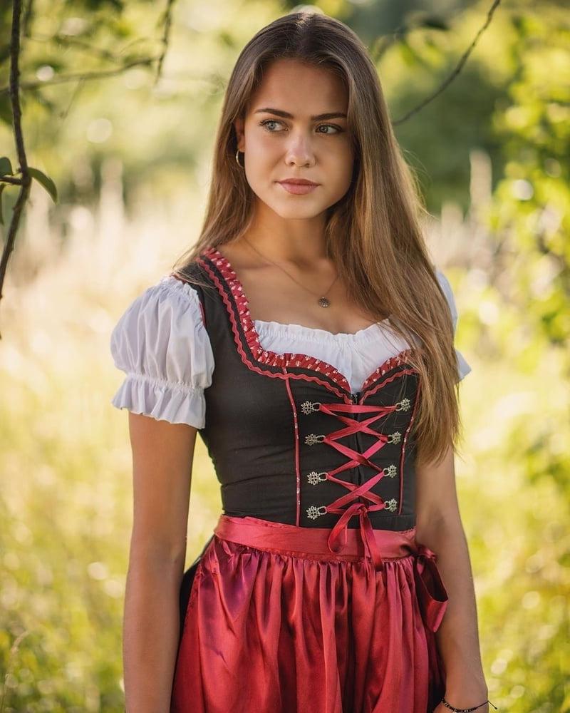 15P Sexy Dirndl Girls 387