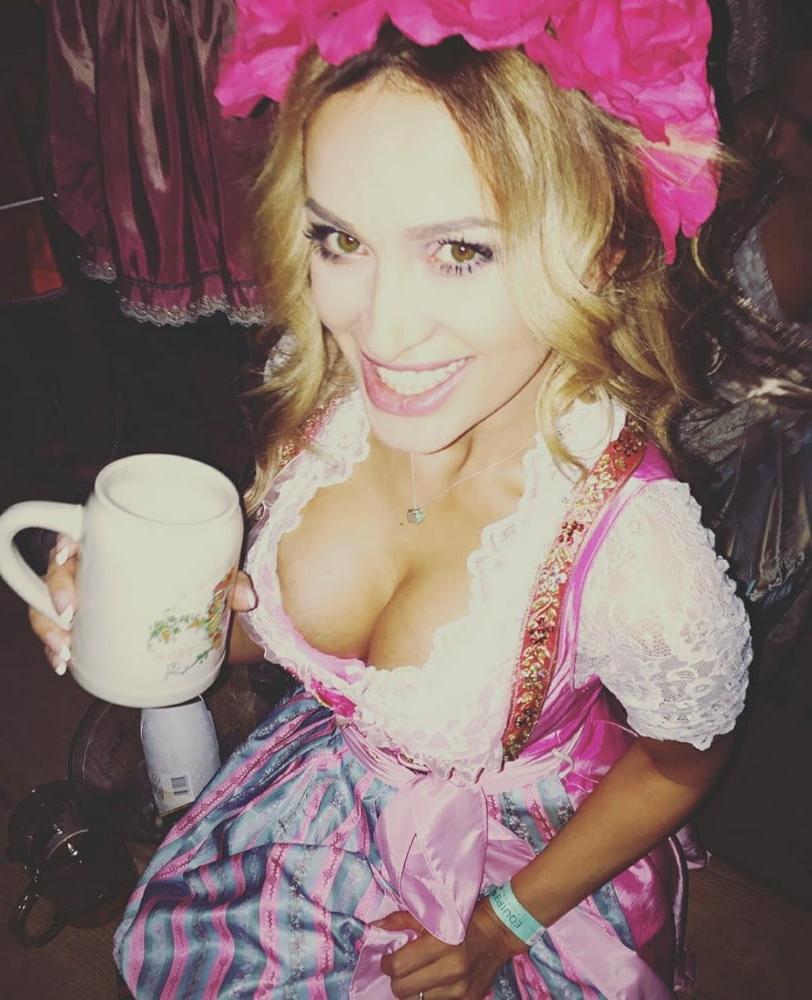 15P Sexy Dirndl Girls 387
