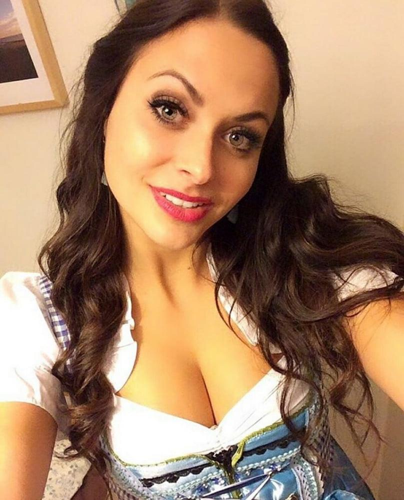 15P Sexy Dirndl Girls 387