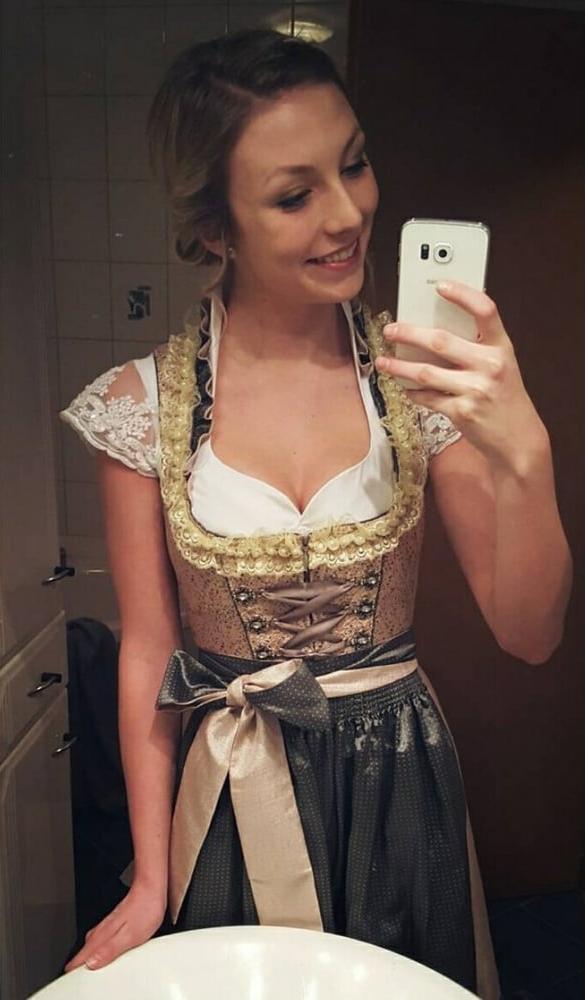 15P Sexy Dirndl Girls 387
