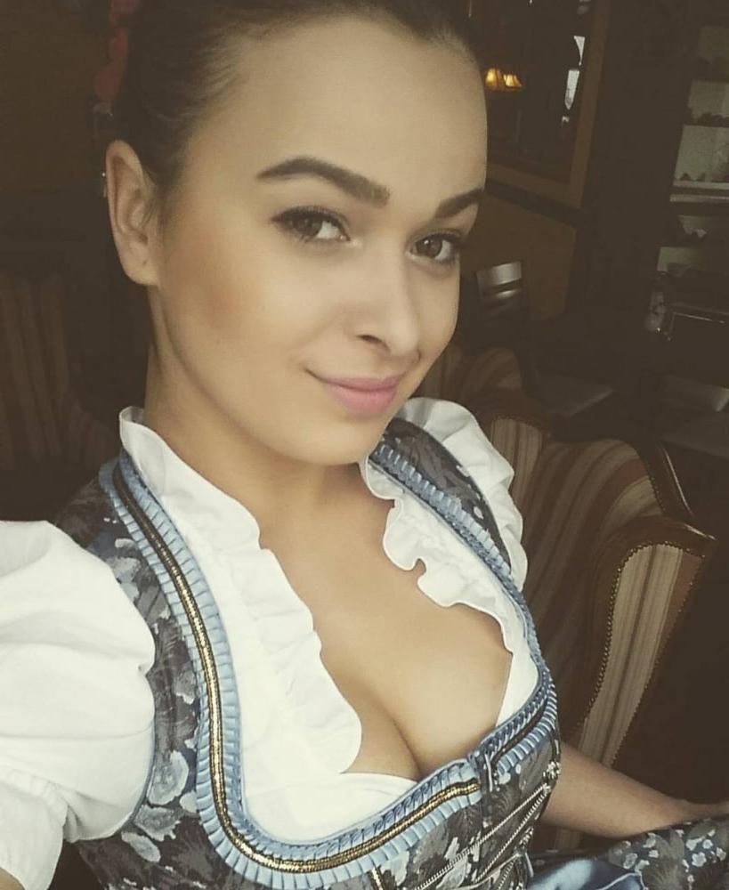 15P Sexy Dirndl Girls 387