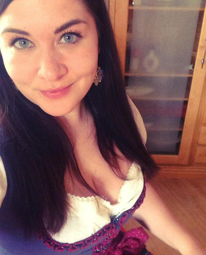 15P Sexy Dirndl Girls 387