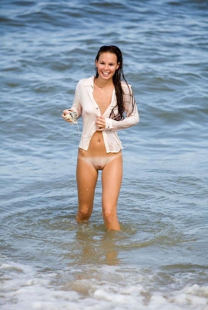 16P Beautiful Sexy Girls Nude Outside